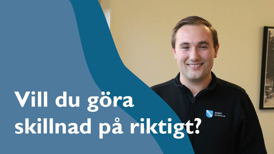 En person i mörk tröja med Aneby kommuns logotyp står inomhus. Till vänster i bilden finns en blå grafisk form med texten ‘Vill du göra skillnad på riktigt? Foto 