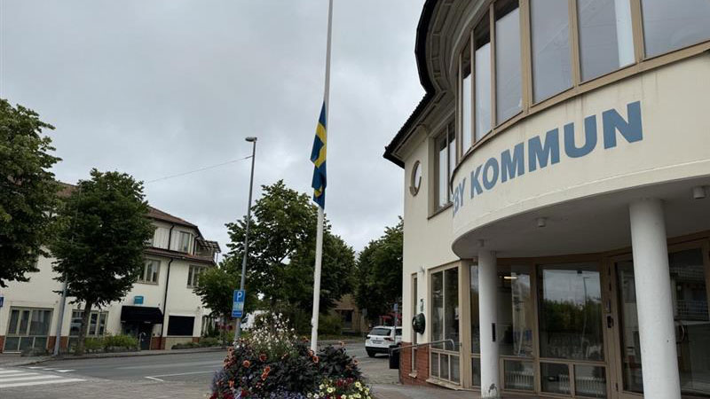 Flagga på halv stång utanför kommunhuset i Aneby.