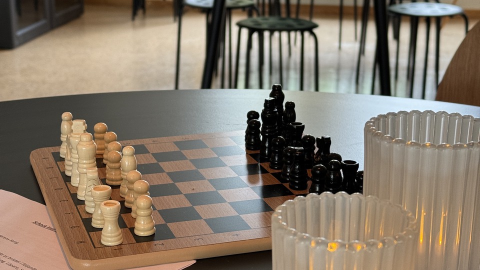 Brädspel på ett bord