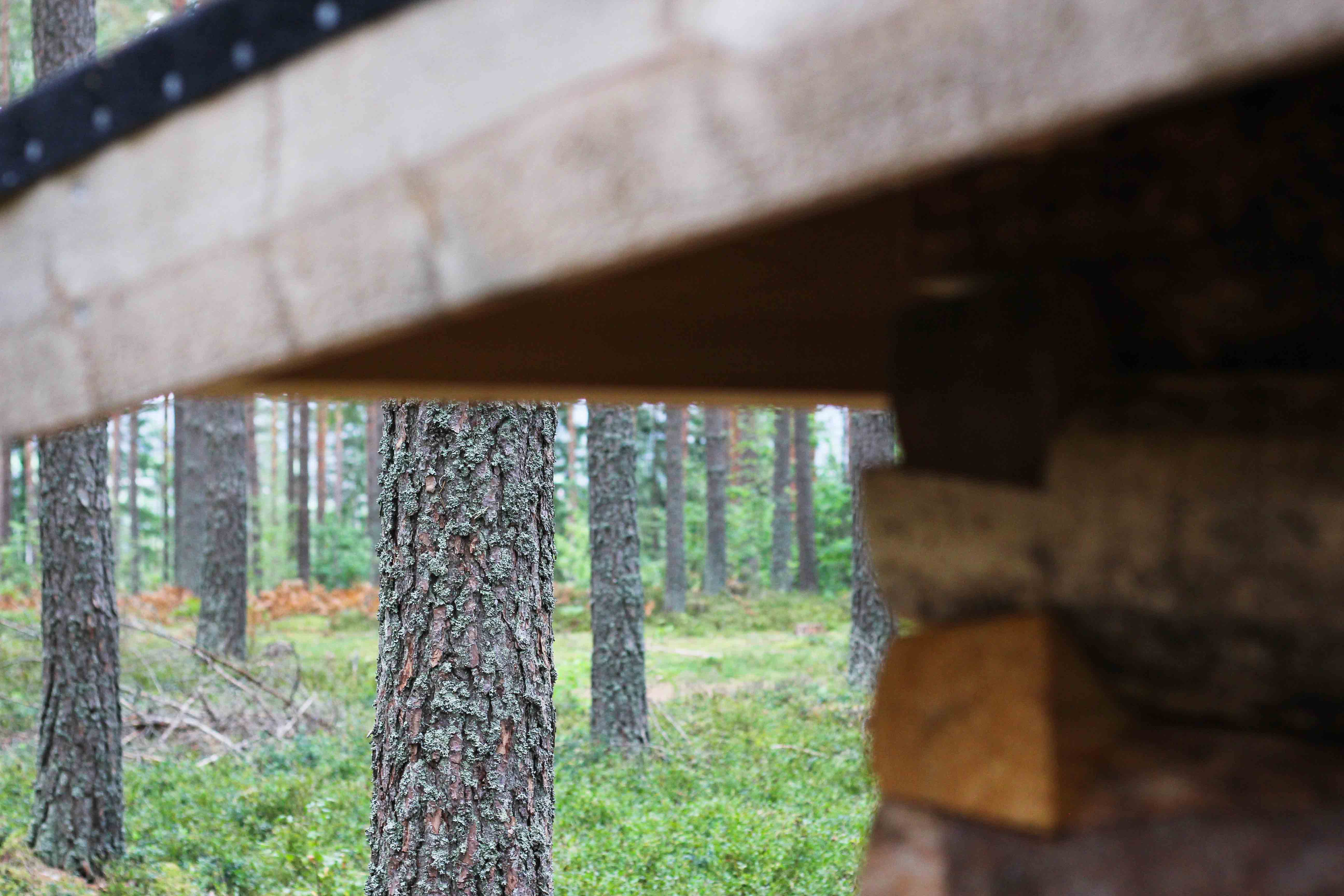 I förgrunden ett vindskydd, i bakgrunden finns en bild på naturområdet. 