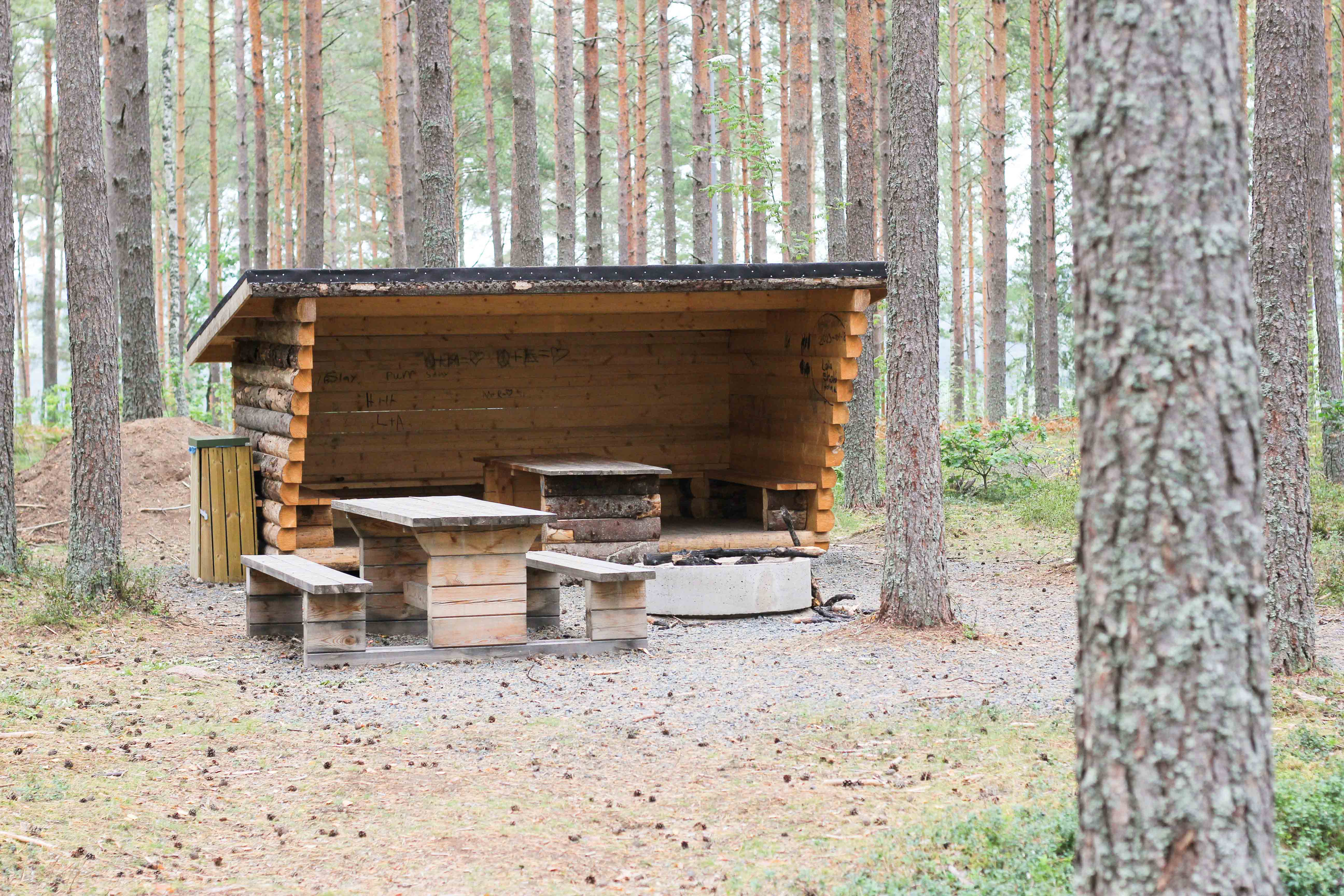 Bild på vindskyddet som finns i naturreservatet.