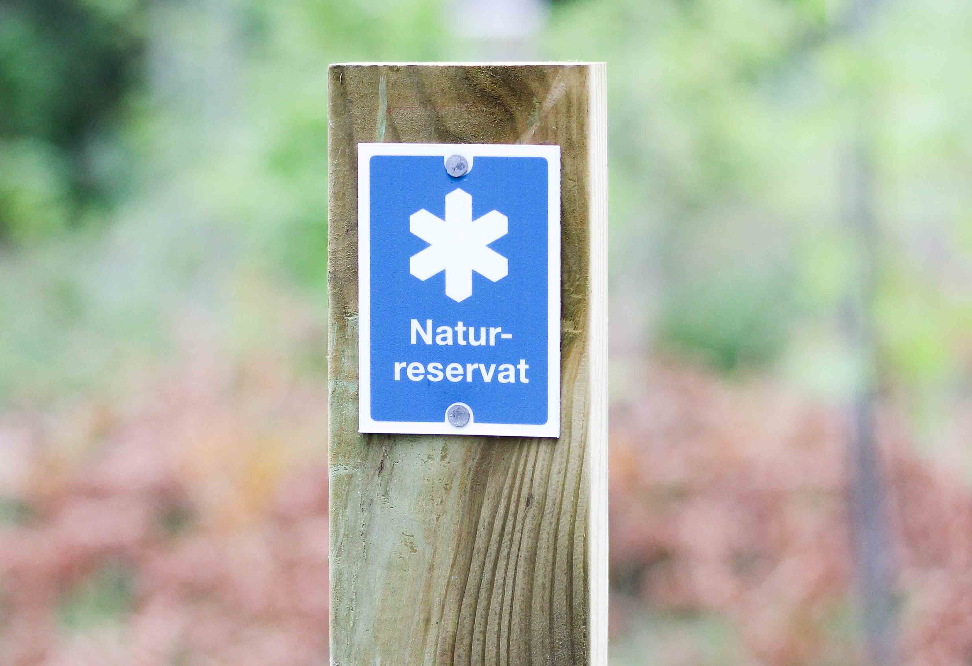 Bild på en markering med texten naturreservat. 