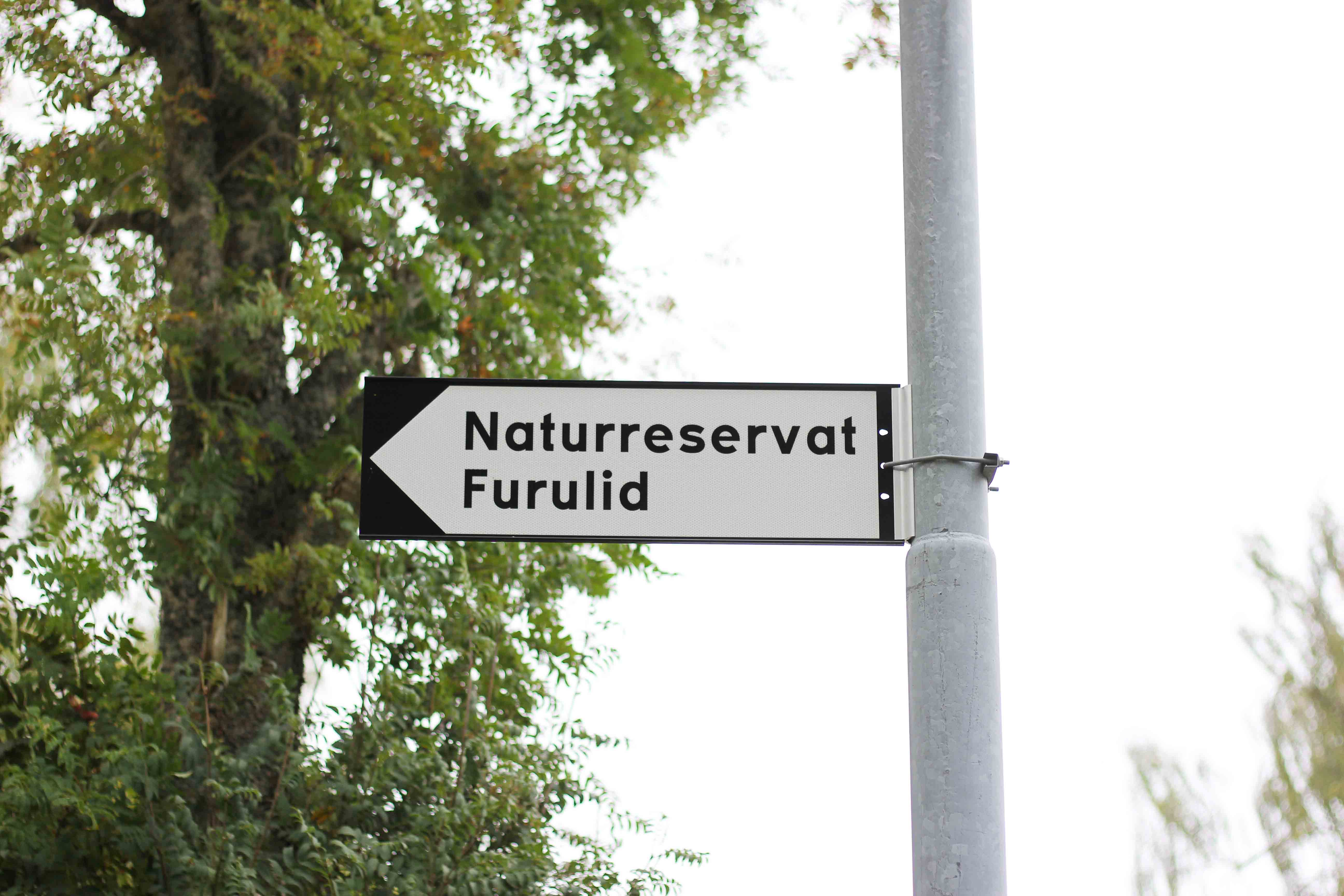 Bild på vägvisare med texten naturreservat Furulid. 