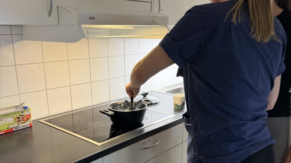 Två tjejer värmer maten.