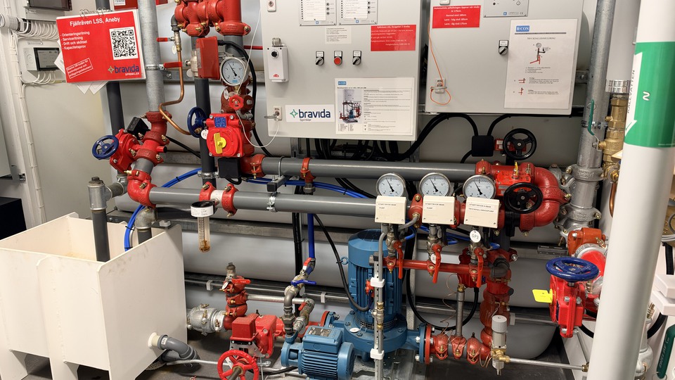 Ventilationssystem, massvis av rör och skåp.