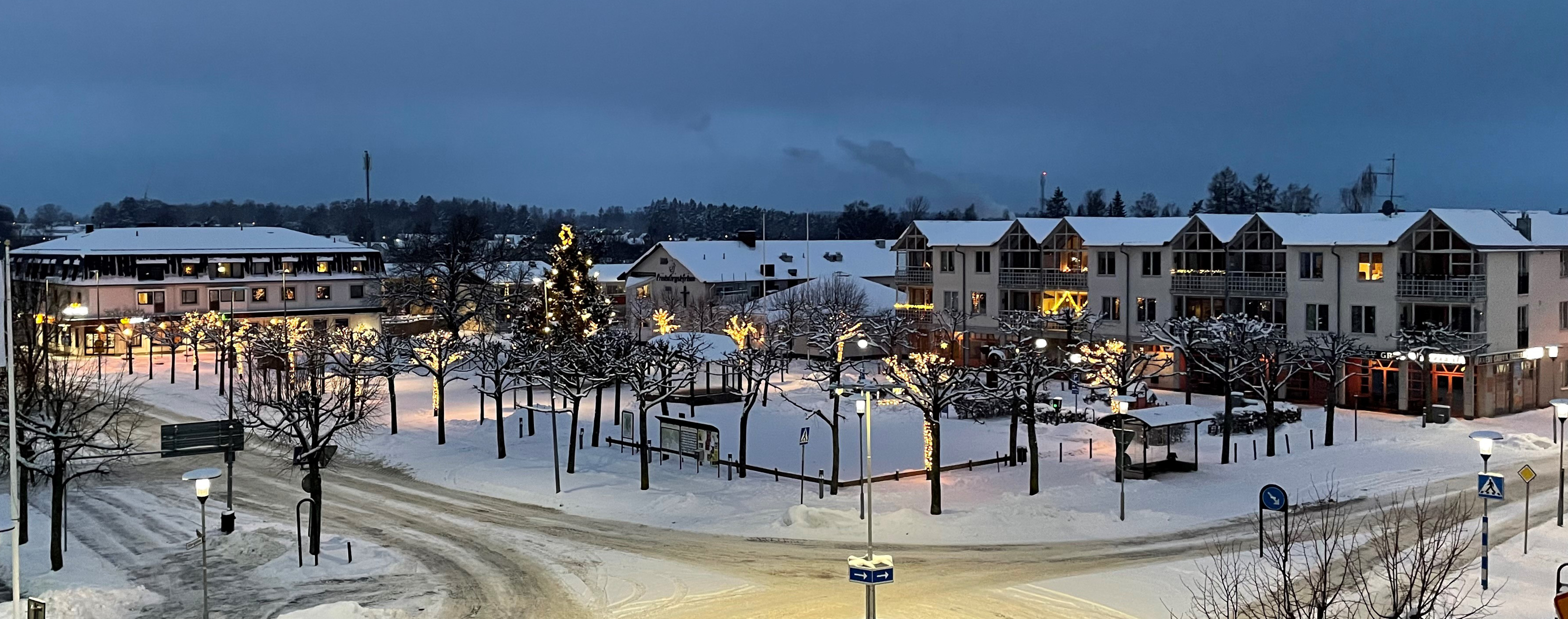 Bild över torget med julbelysning