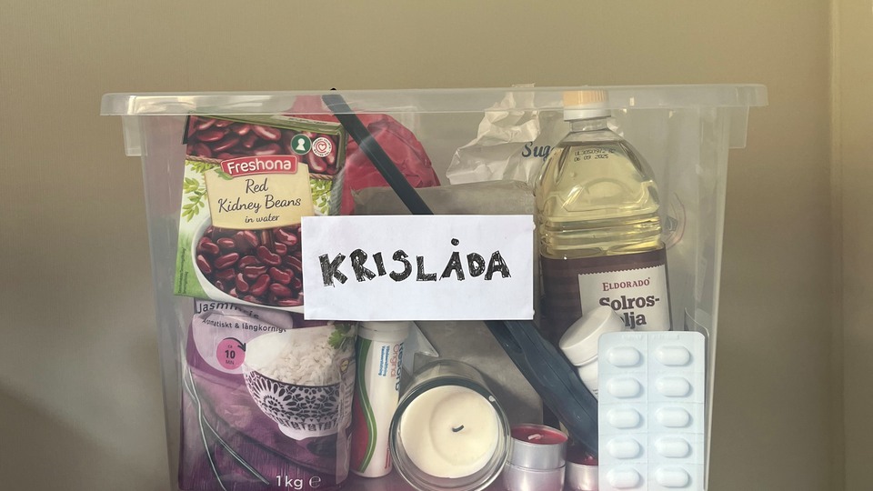 Krislåda med olja, bönor och medicin i. Foto 
