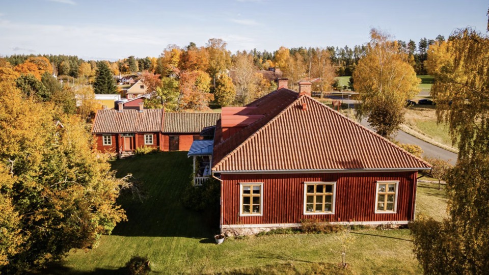 Rött hus tagen från ovan. Foto