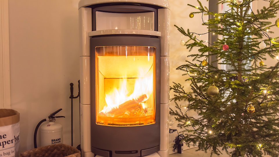 Hand som håller i en radonmätare. Illustration.