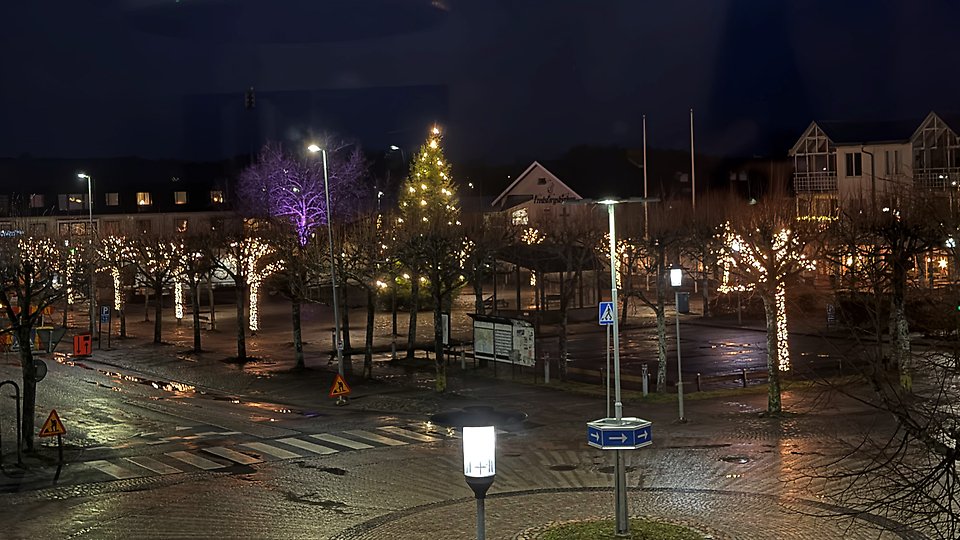 Hand som håller i en radonmätare. Illustration. 