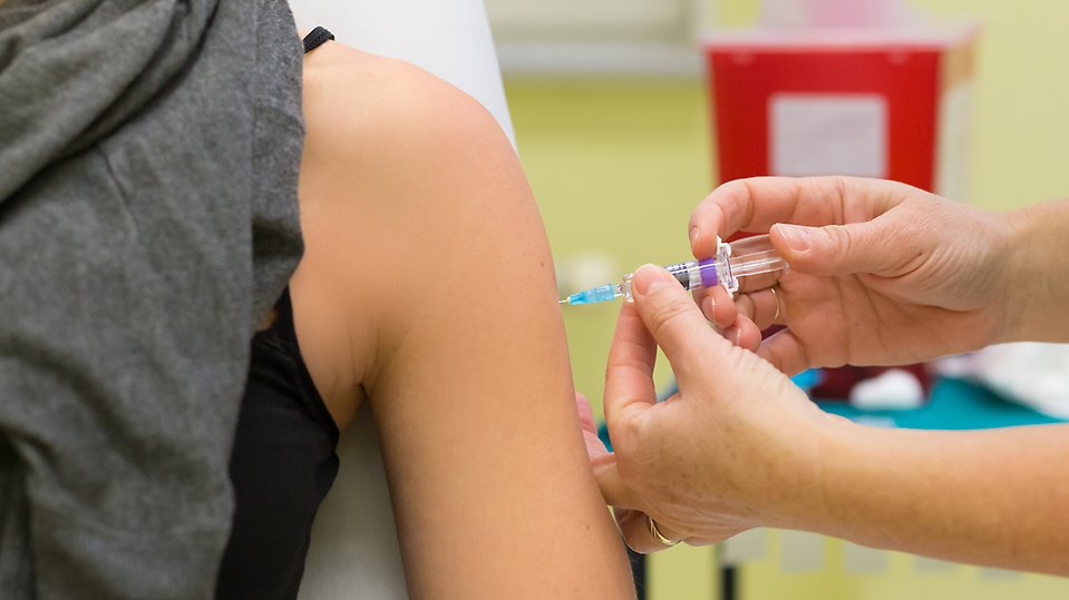Arm som får ett vaccin.