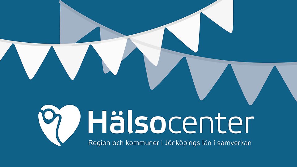 Alt-text:  Grafik med Hälsocenters logotyp på blå bakgrund. Ovanför logotypen syns vita vimplar som hänger i Illustration  två rader. Under logotypen står texten: ”Hälsocenter – Region och kommuner i Jönköpings län i samverkan”. Grafiken har ett festligt tema som signalerar invigning eller firande.