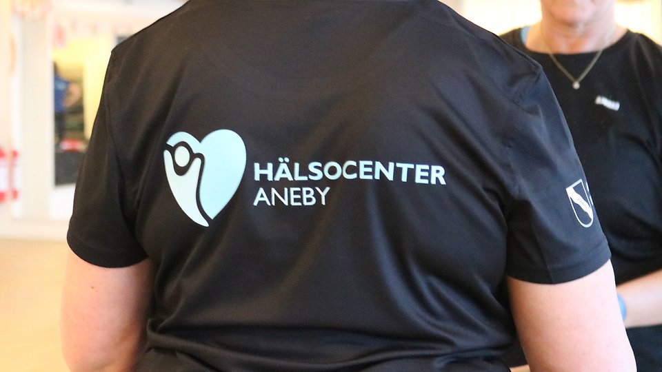 Baksidan av en tröja med texten "Hälsocenter". Foto