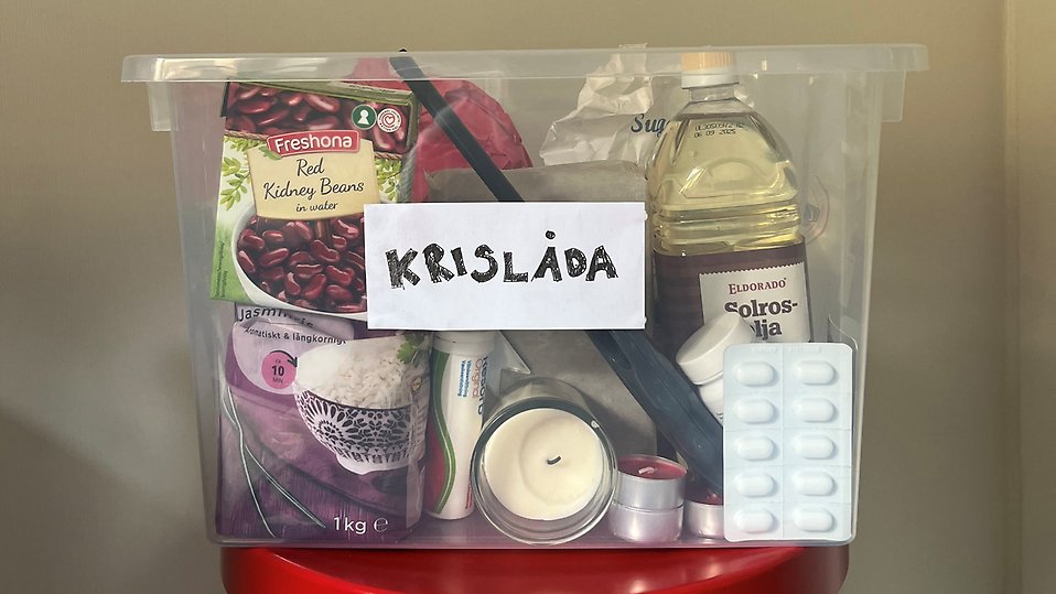 Låda med pasta, konserver och annan mat som är bra att ha vid kris.