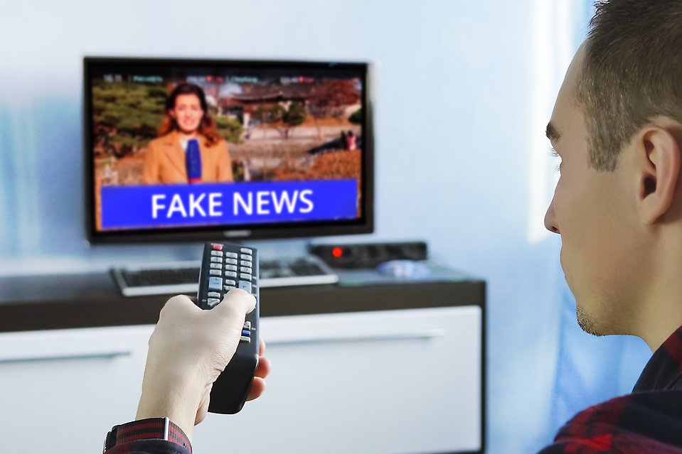 Bild på tv med texten "fake news"