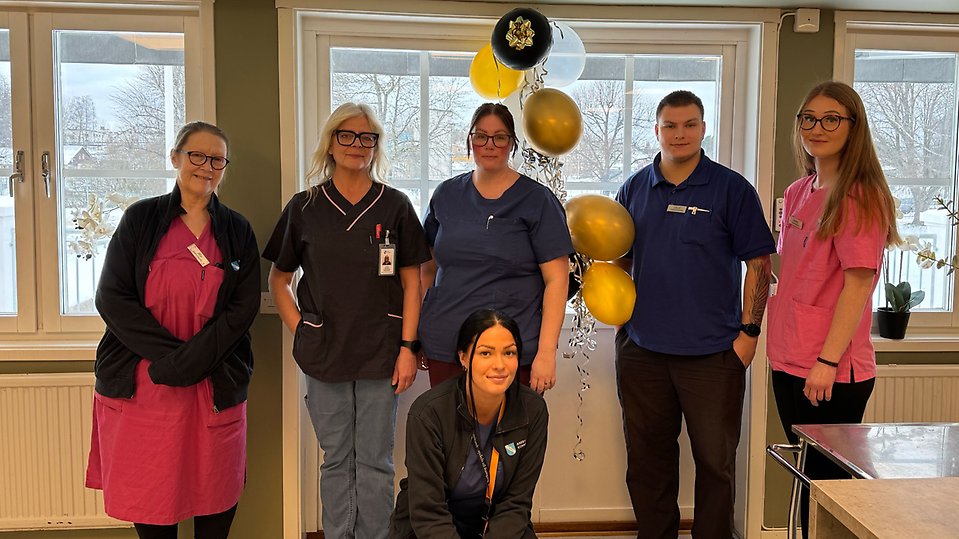 Gruppbild på medarbetare inom hemtjänsten. 