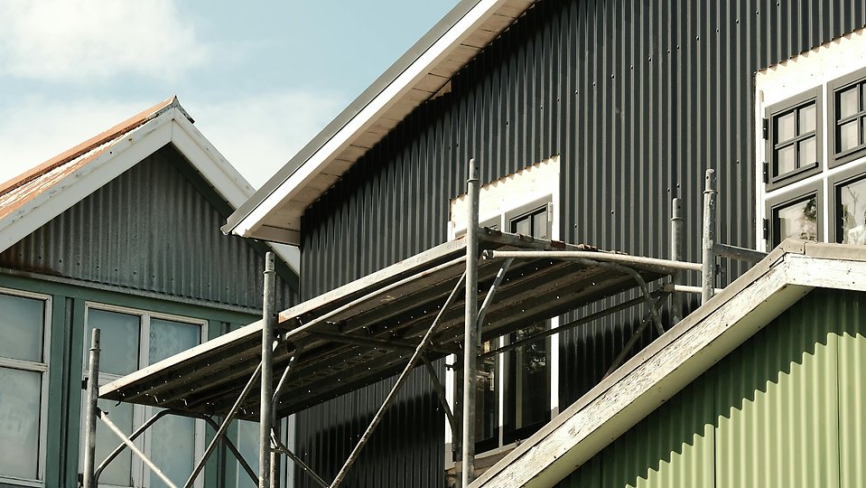 Byggställning vid ett hus. Foto