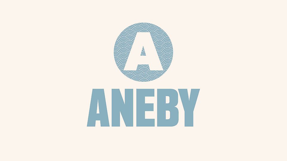 En minimalistisk logotyp med ett stort ljusblått “A” inuti en mönstrad cirkel ovanför ordet “ANEBY” i feta blockbokstäver på en ljus beige bakgrund. Illustration. 